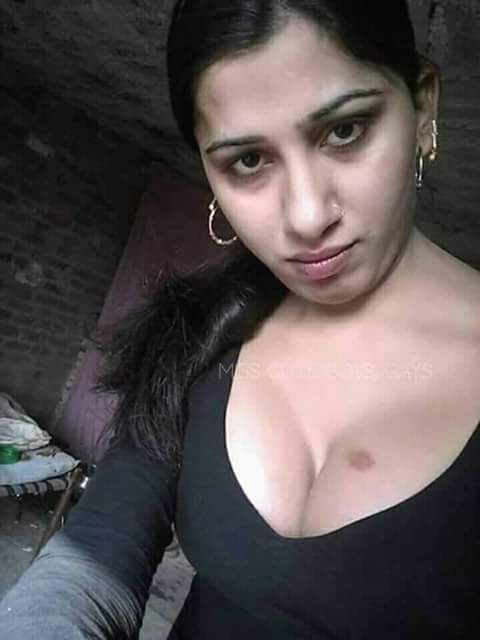 Big boobs Indian girls showing her big boobs on cam 10