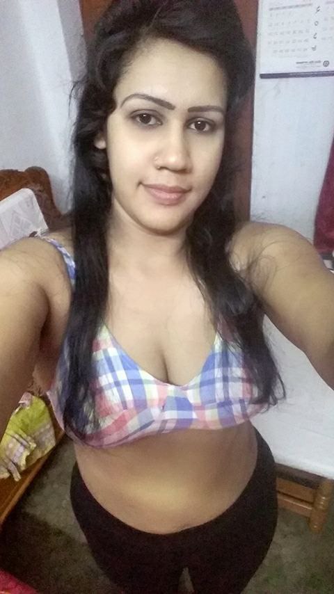 Big boobs office girl naked selfie for teammate 2