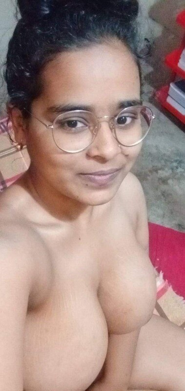 Big boobs village aunty topless selfie photos 4