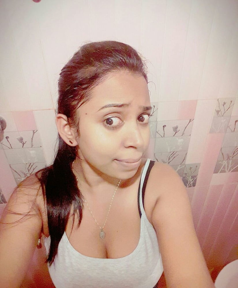 Big tits Indian girl full nude pics 1