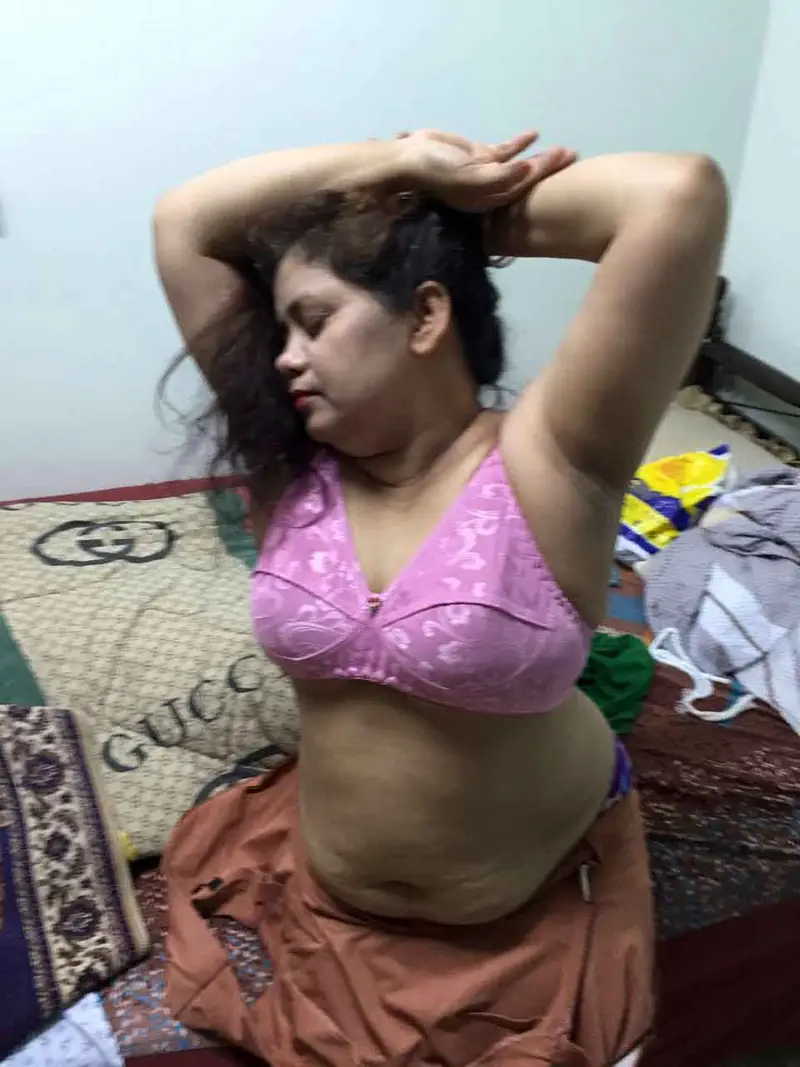 Big tits mature aunty nude seducing part 2 3