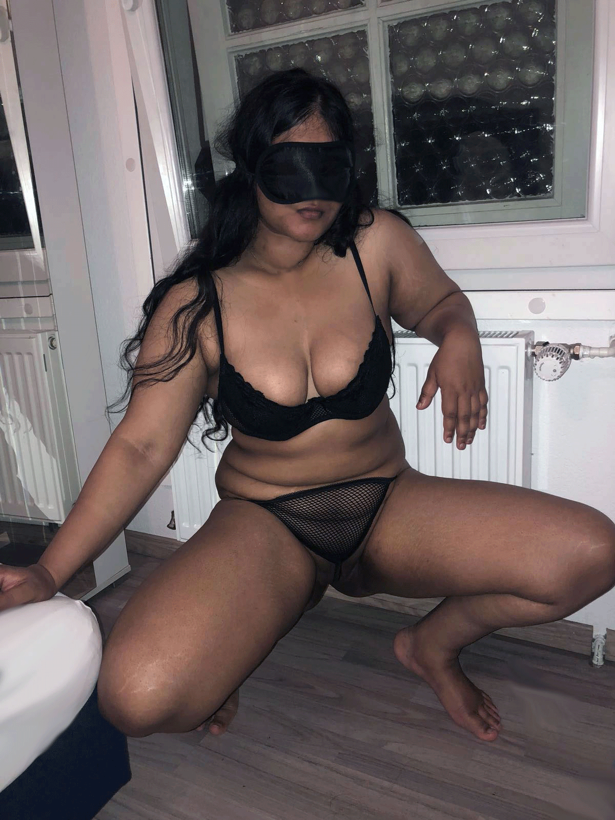 Blindfolded chubby Indian lady exposed her nudity on cam 5