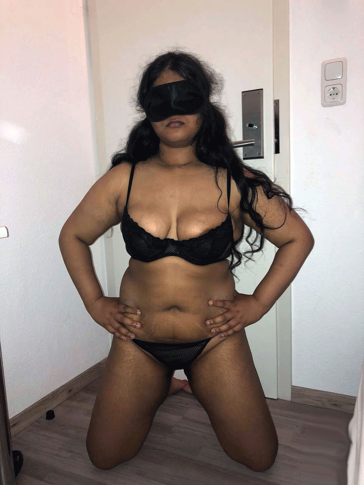 Blindfolded chubby Indian lady exposed her nudity on cam 6