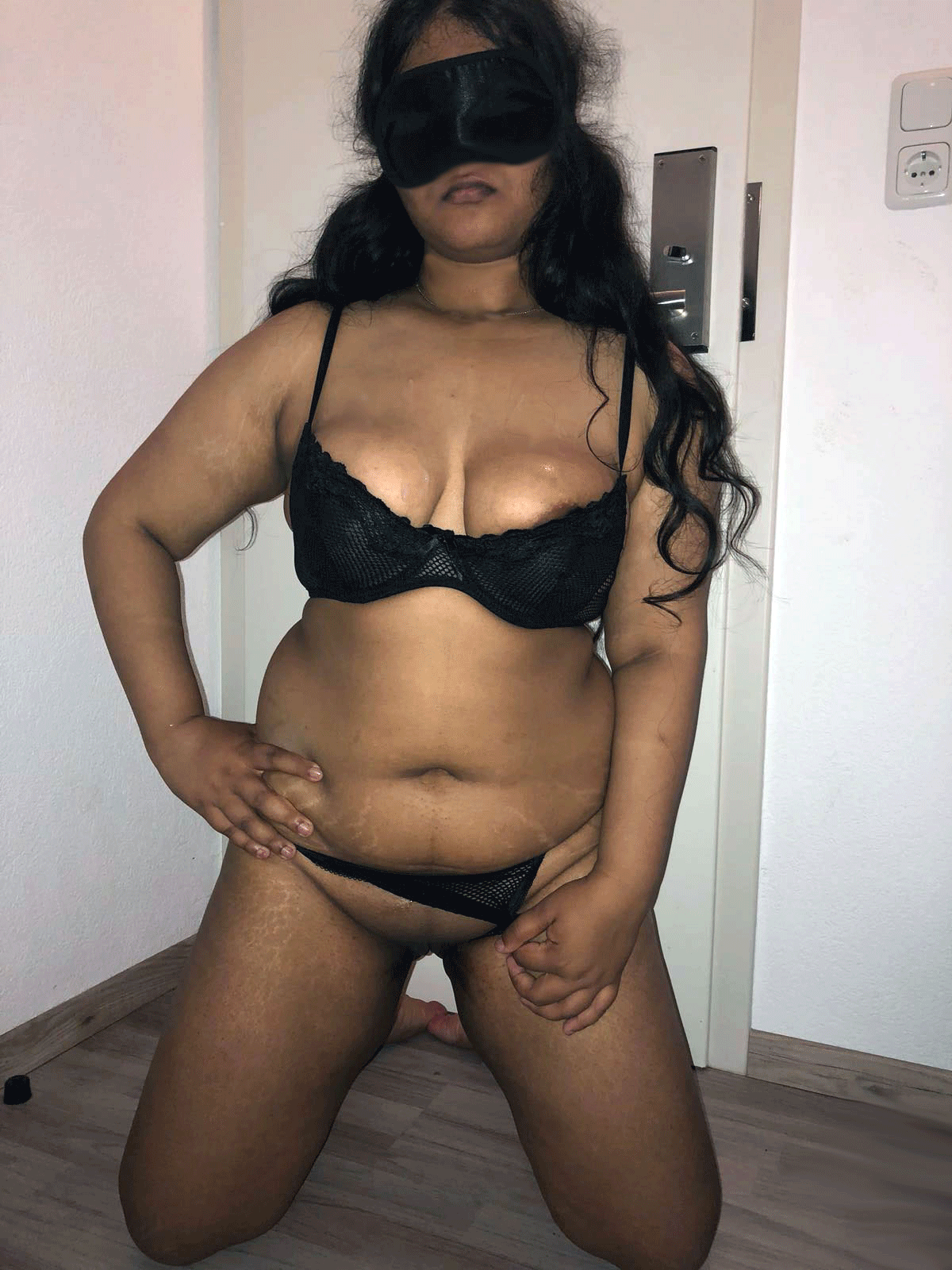Blindfolded chubby Indian lady exposed her nudity on cam 7