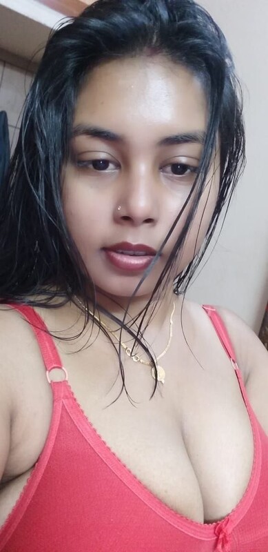 Bubbly Indian girl with big boobs showing in bra and nude 3