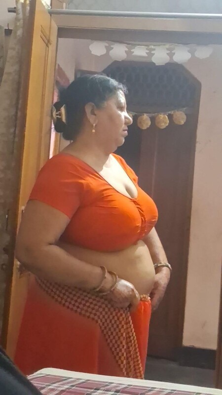 Busty aunty in saree changes dress and shows big boobs 3