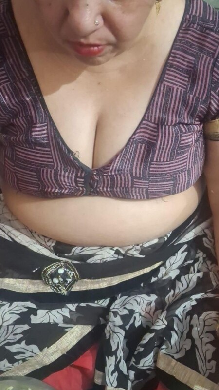 Busty aunty in saree changes dress and shows big boobs 4