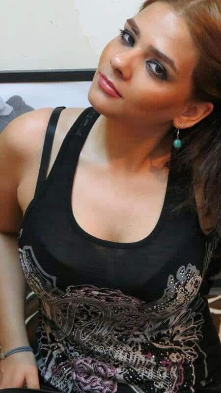 Busty beautiful sexy Bhabhi photos 4