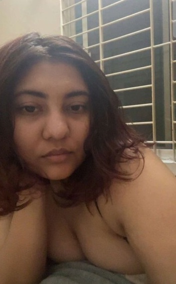 Busty Bengali girlfriend unseen nude selfies shared 5