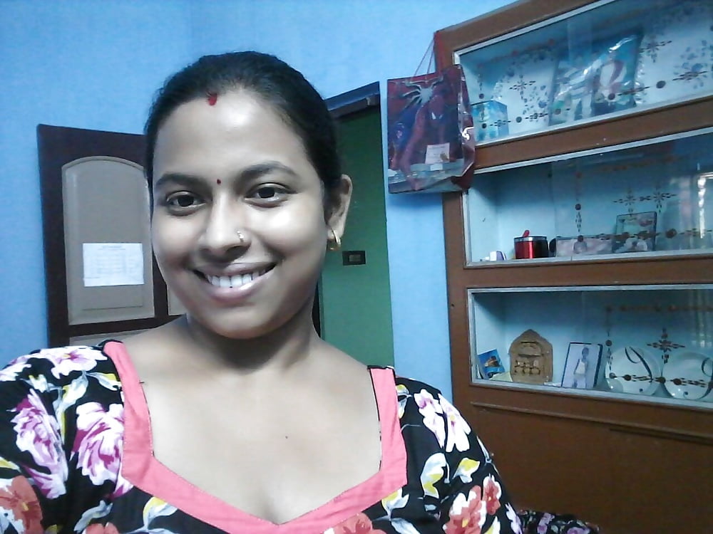 Busty Bengali MILF boobs show with a smiling face 1