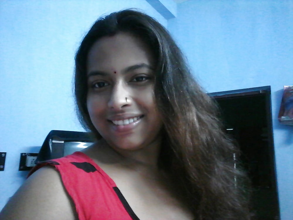 Busty Bengali MILF boobs show with a smiling face 2