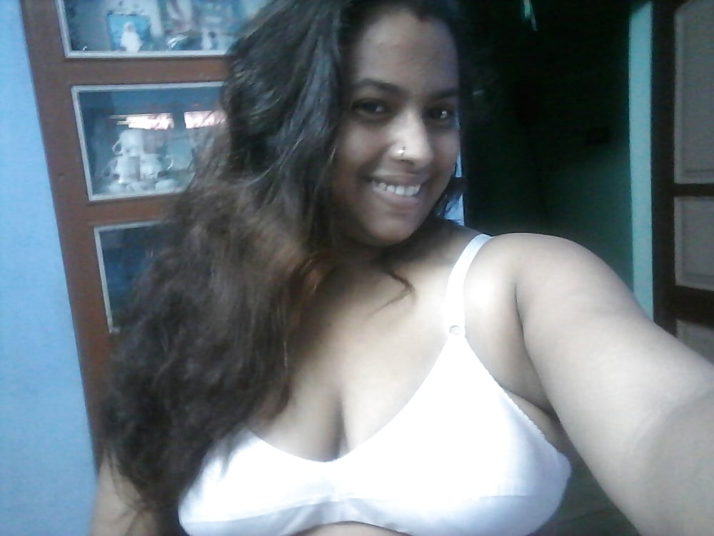 Busty Bengali MILF boobs show with a smiling face 5