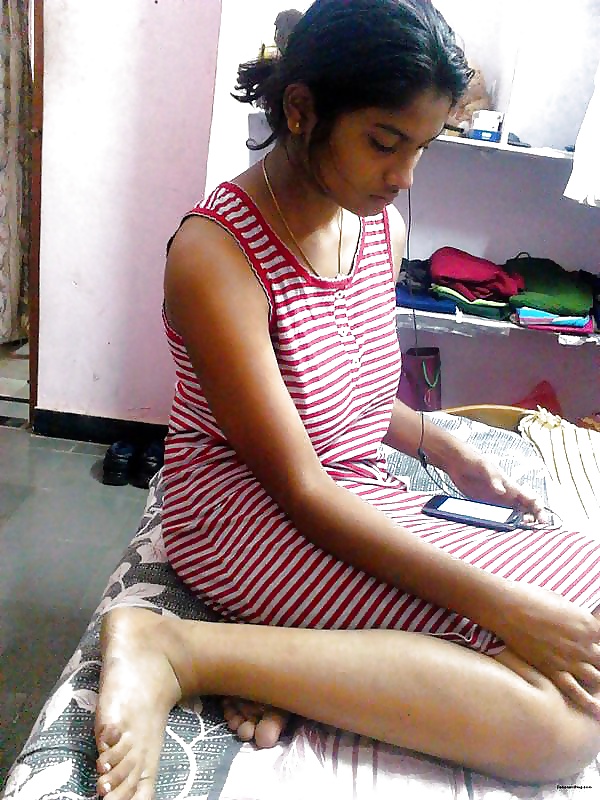Busty Desi Girl exposed nude pictures 1