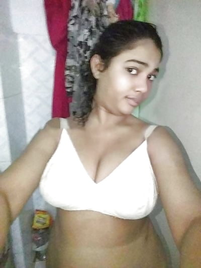 Busty Desi girl nude pics 1