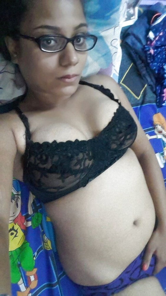 Busty Desi nude pics 7