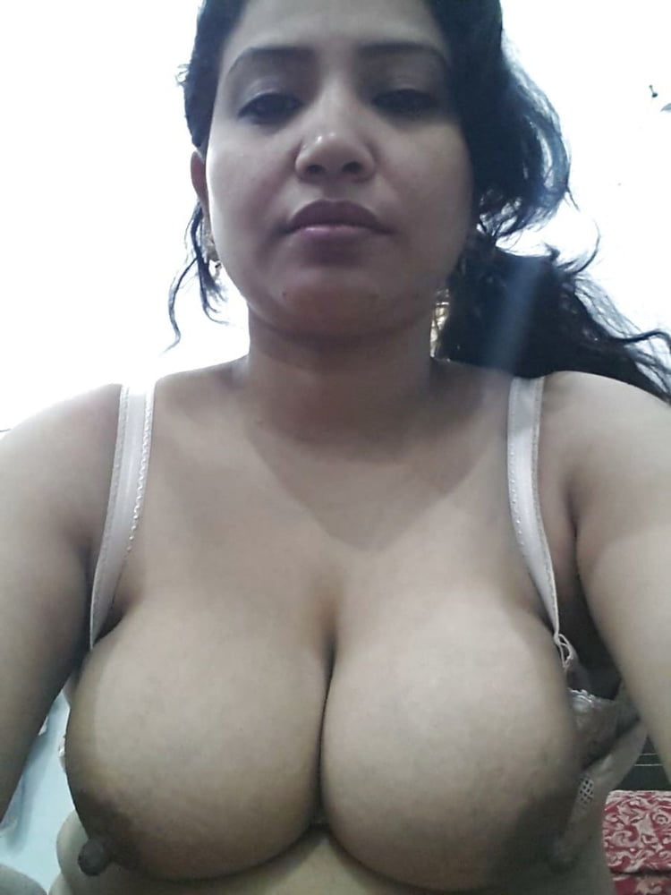 Busty Indian housewife nude photos 1