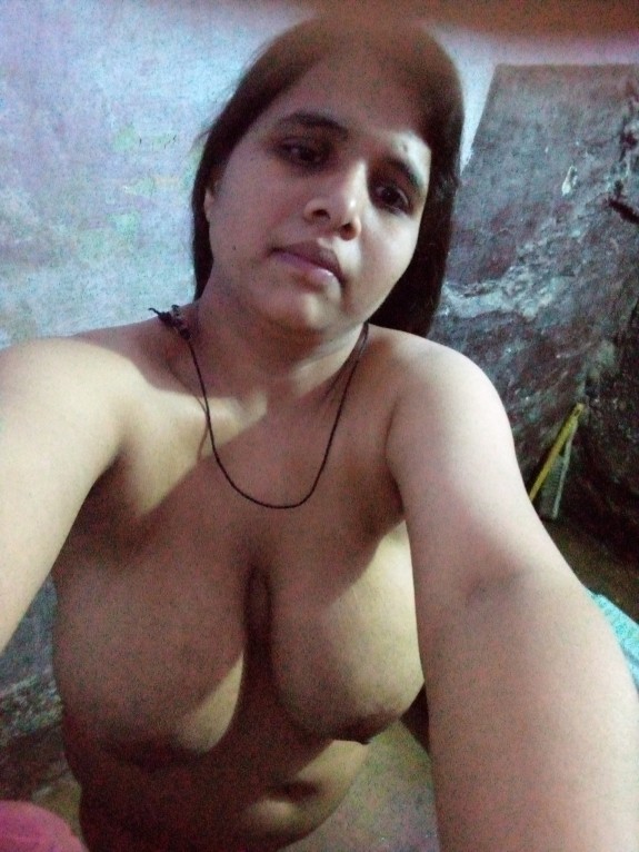 Busty Paki Desi wife nude photos 2