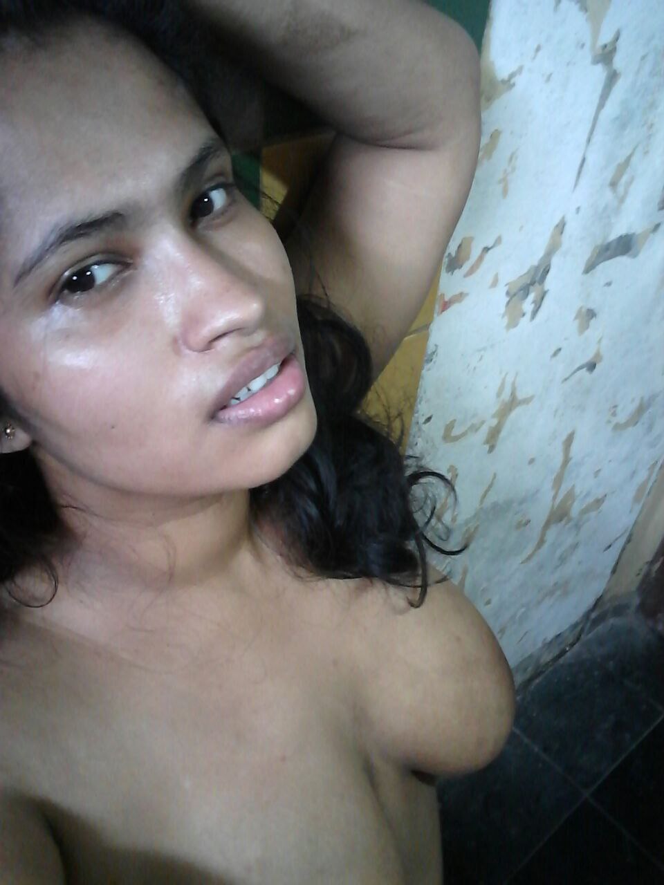 Busty Srilankan girl topless wet photo in bathroom 1