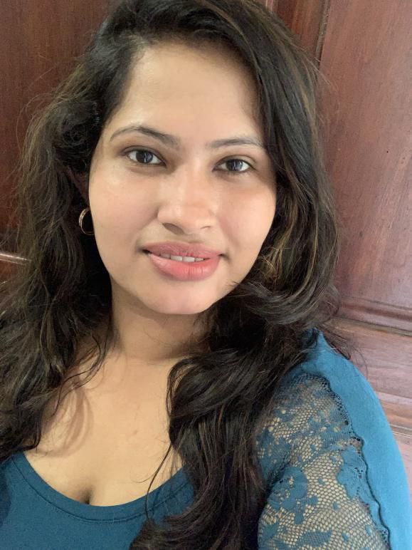 Busty Srilankan girl topless wet photo in bathroom 2