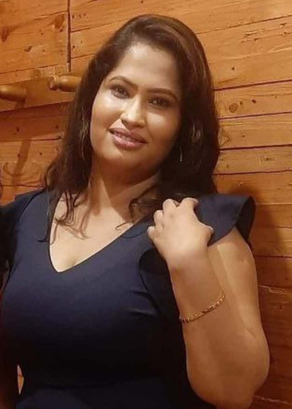 Busty Srilankan girl topless wet photo in bathroom 3