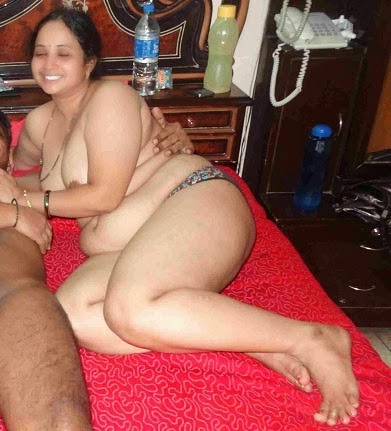 Cheating desi Indian wife with lover sex pictures scandal 1