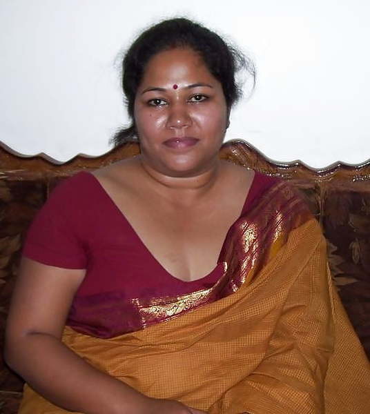 Cheating Indian wife displaying her naked boobs 1