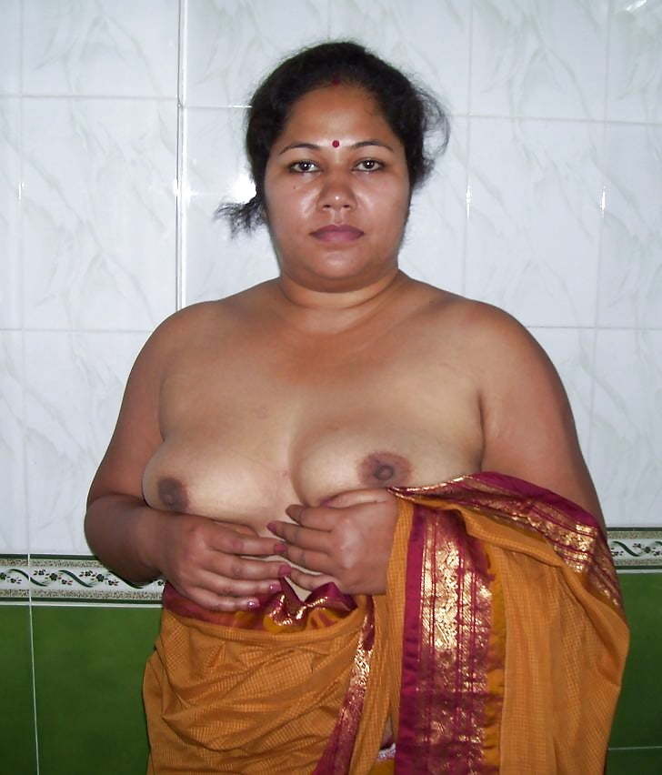Cheating Indian wife displaying her naked boobs 4