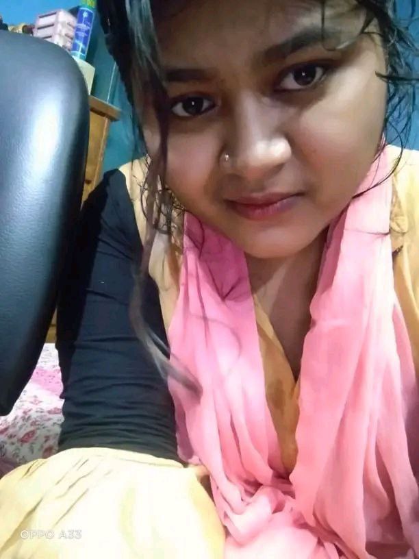 Chubby Desi bhabhi nude boobs showing pics 1