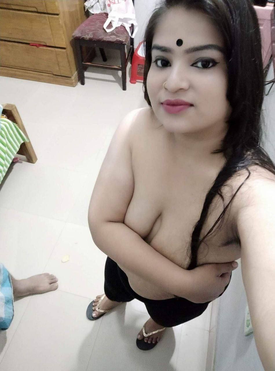 Chubby Indian housewife naked selfies for ex-lover 6