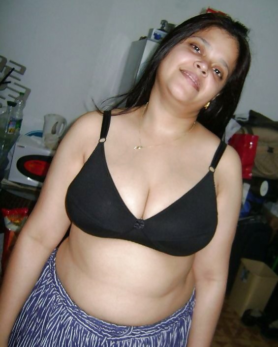 Chubby indian MILF Bhabhi nude piocs 5