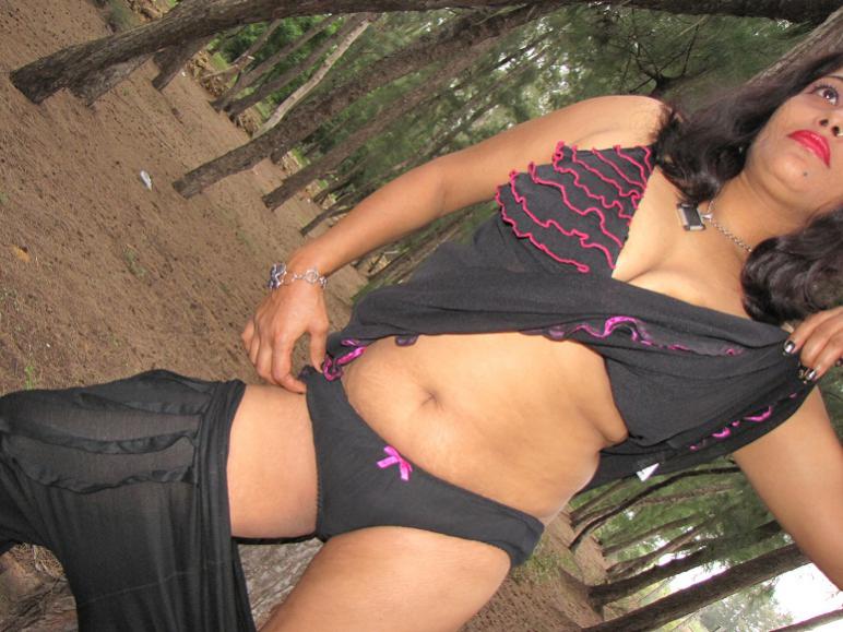 Chubby Indian MILF pics for MILF lovers 1