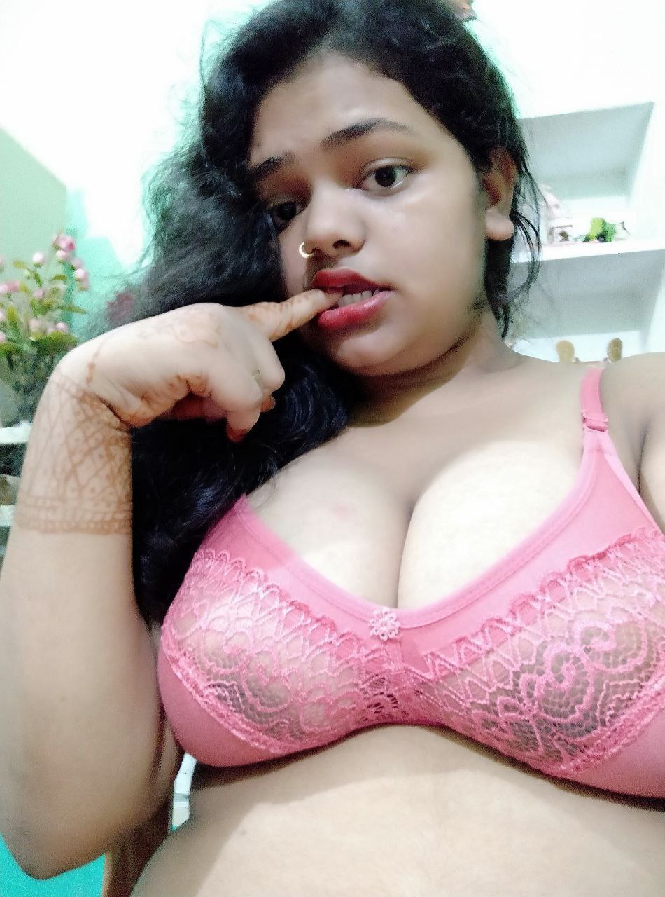 Chubby Indian slut fingering her horny pussy 3