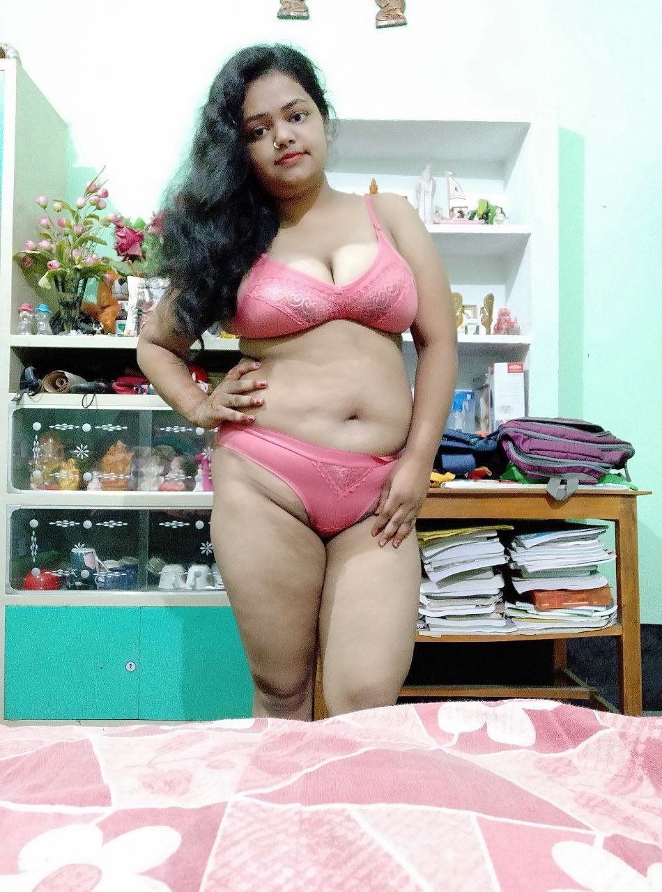 Chubby Indian slut fingering her horny pussy 4