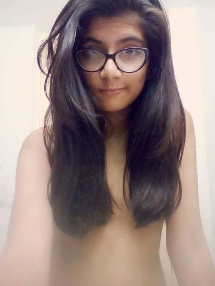 College girl’s cute teen boobs pics 3