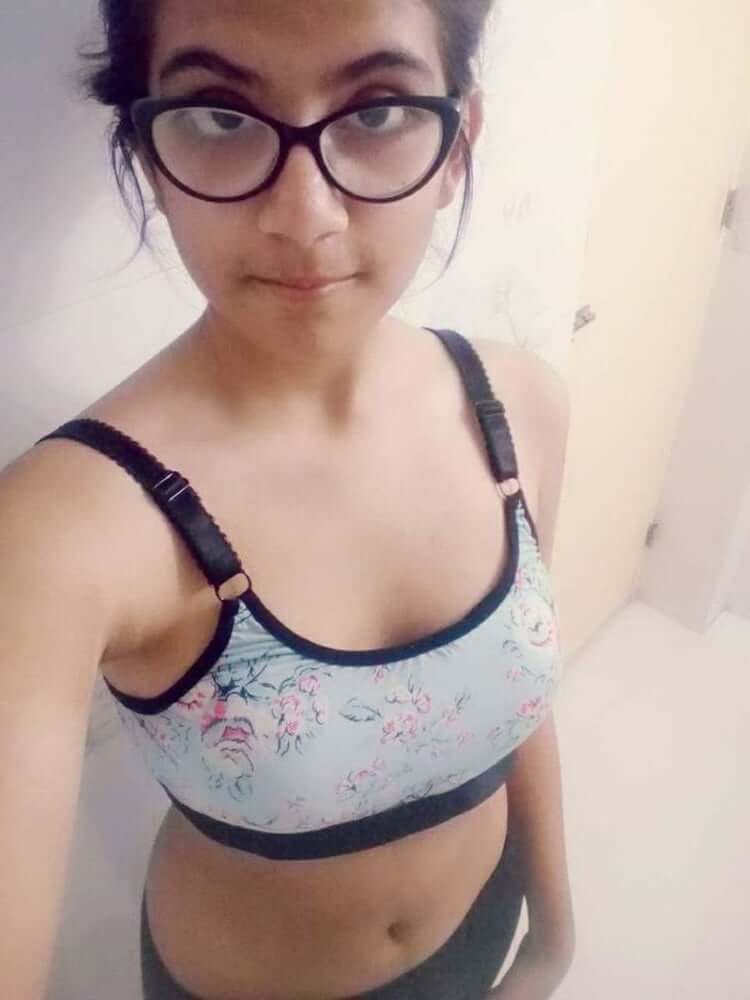 College girl’s cute teen boobs pics 4