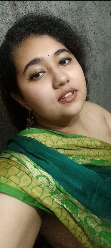 Curly hair desi aunty showing boobs after removing saree 2