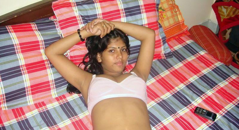 Cute Bangla wife nude pics goes viral 10