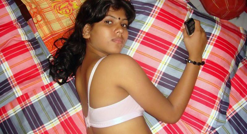 Cute Bangla wife nude pics goes viral 4