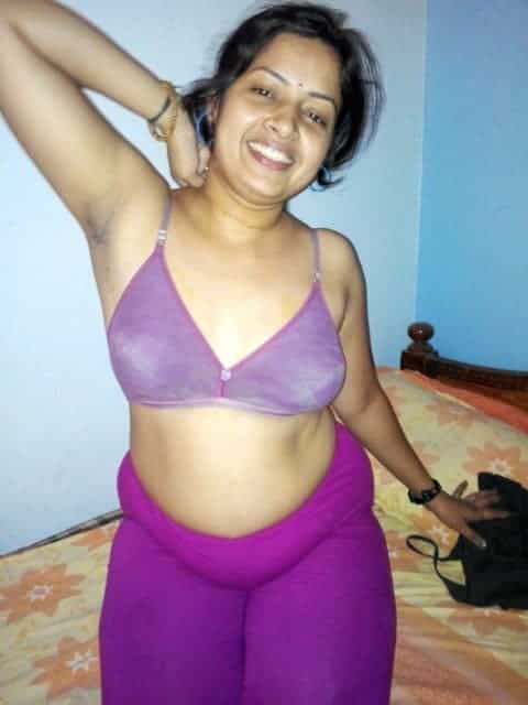 Cute Desi Bhabhi nude pics to arouse your sex mood 1