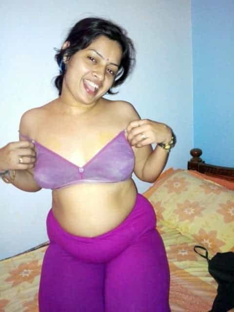 Cute Desi Bhabhi nude pics to arouse your sex mood 2