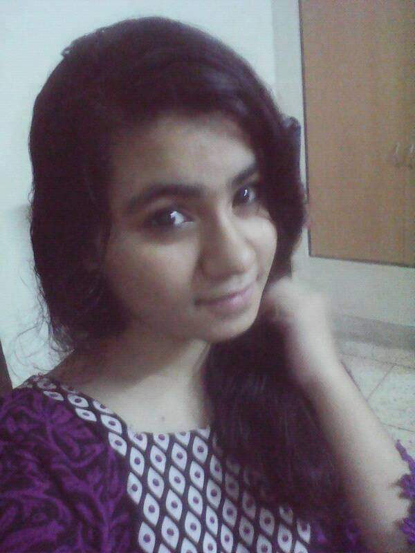 Cute Desi girl pics of topless leaked online 1