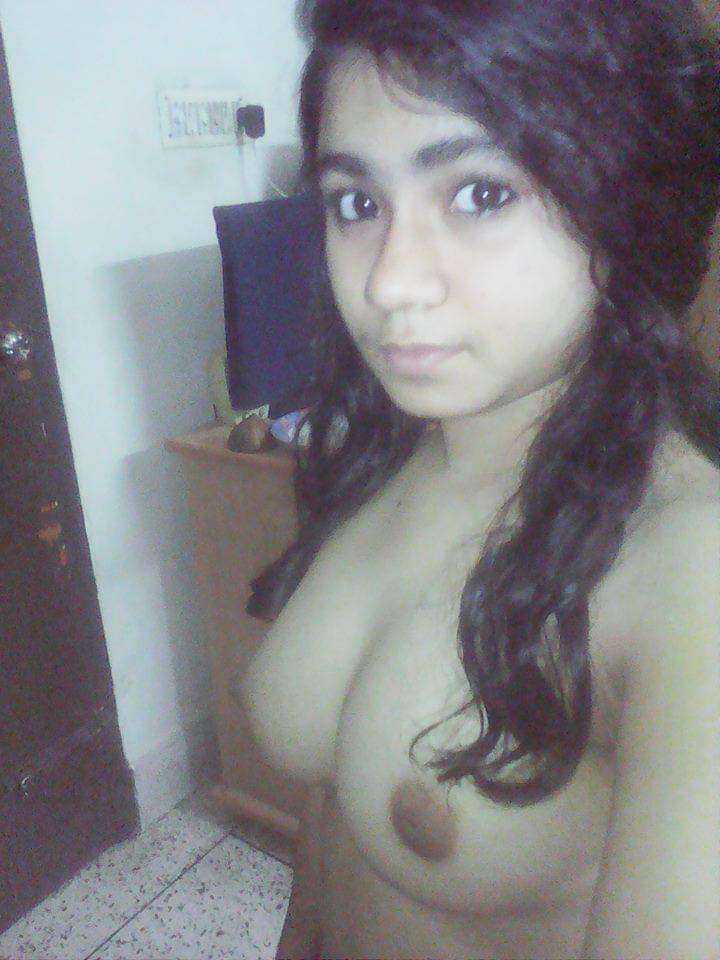 Cute Desi girl pics of topless leaked online 2