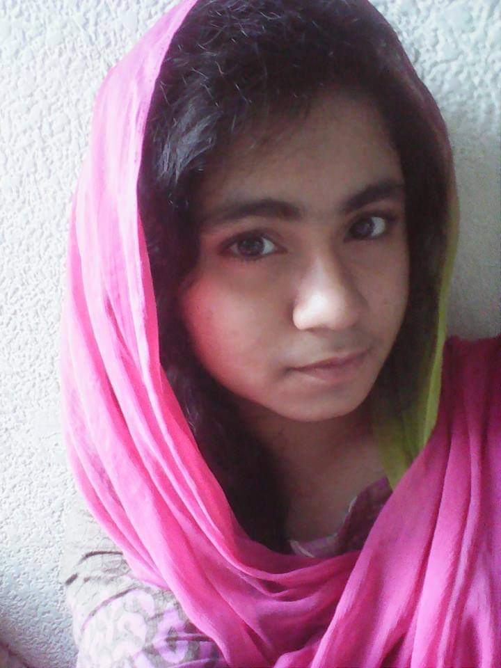 Cute Desi girl pics of topless leaked online 4