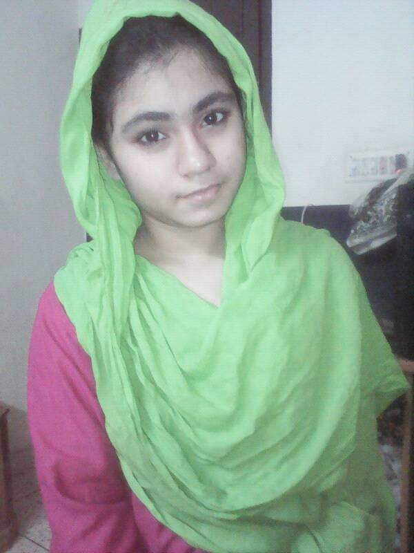 Cute Desi girl pics of topless leaked online 5
