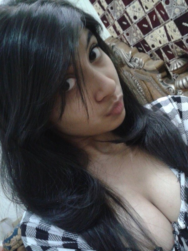 Cute girl stripping saree and nipple slip pic 5