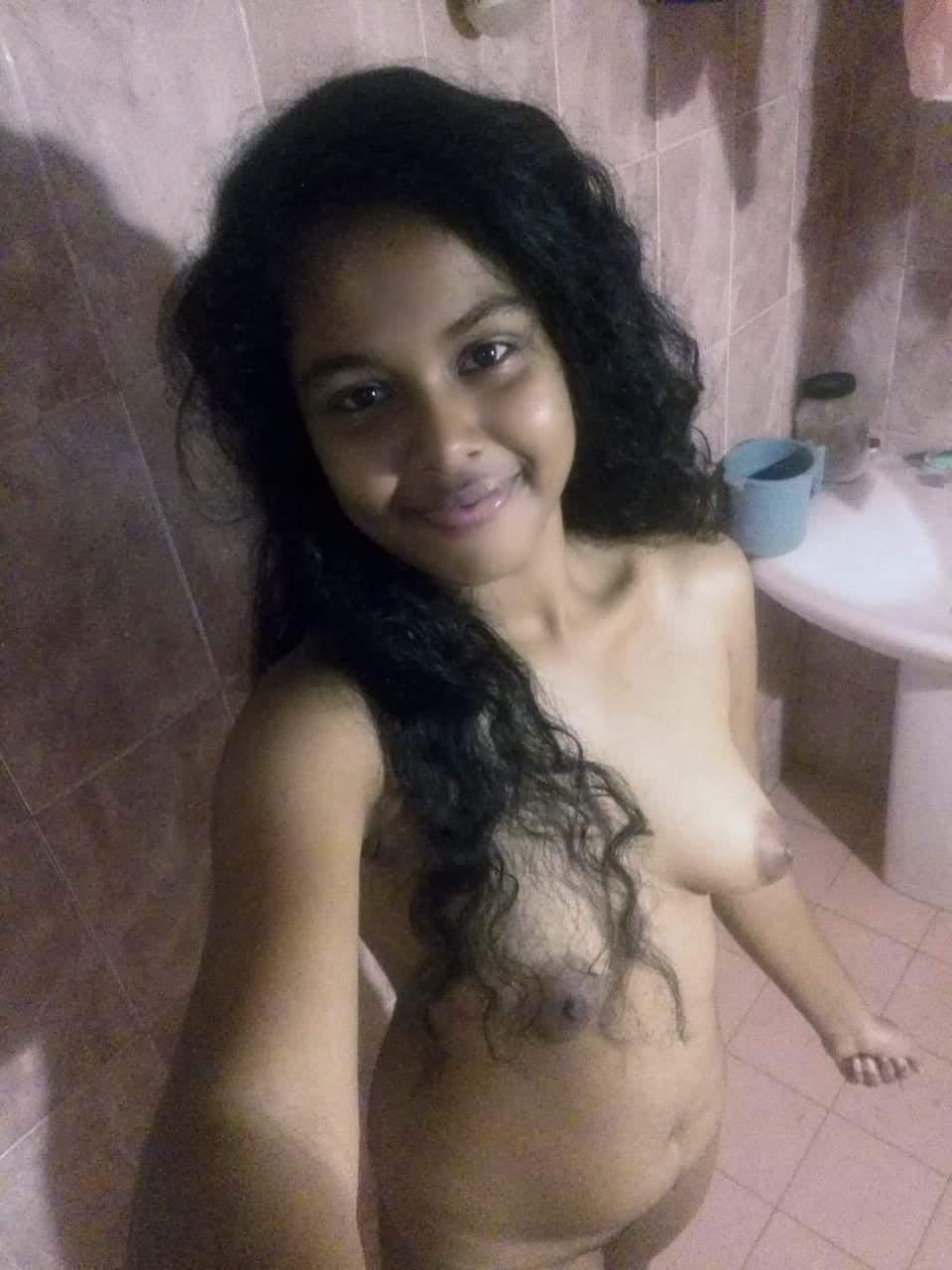 Cute Indian beauty nude selfies 5