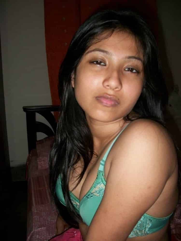 Cute Indian girl blowjob pics 1