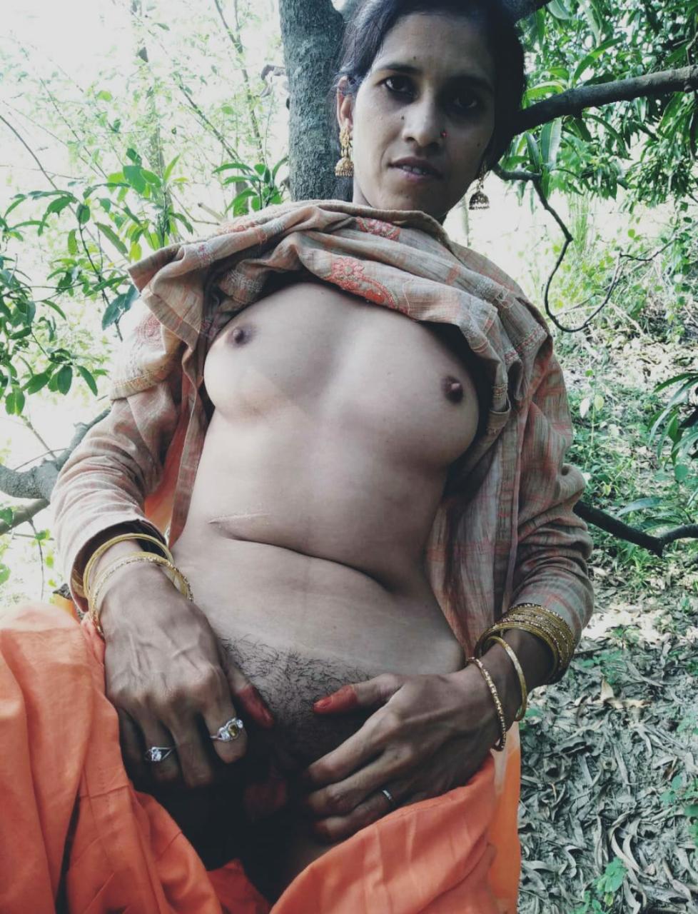Cute Indian village Bhabhi pics 3