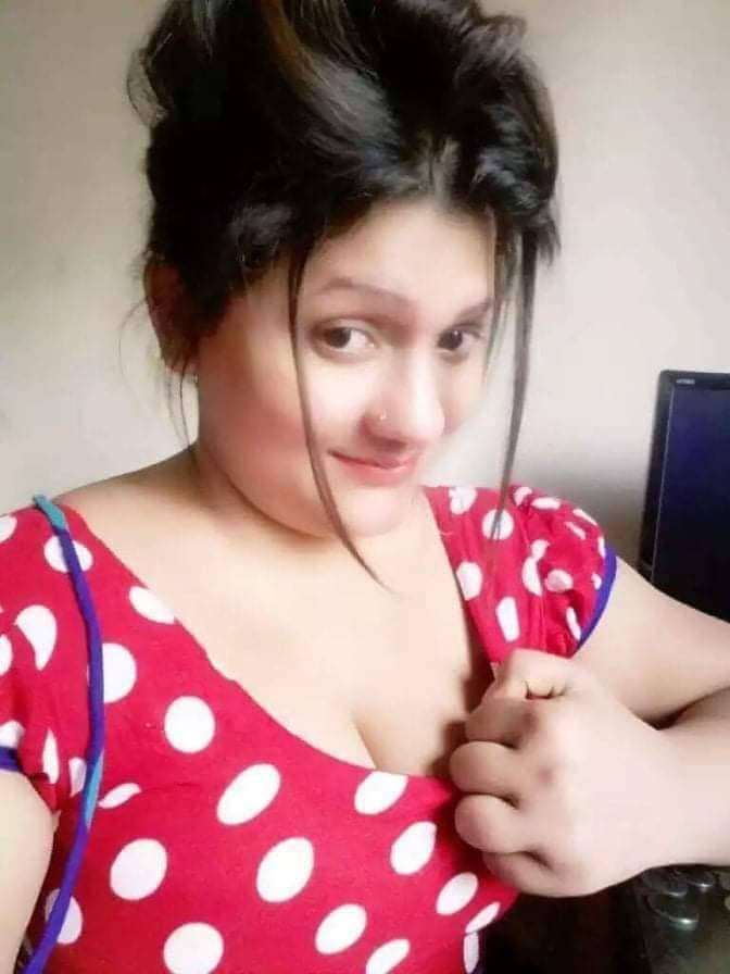 Cute looking Desi married wife nude photos 1