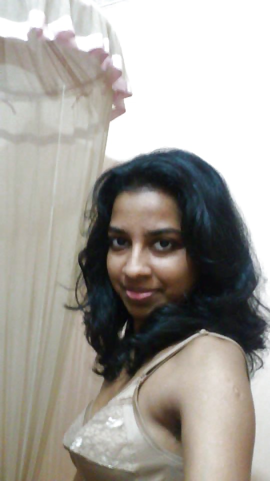 Cute looking Kerala girl invites you to see her hot pictures 1